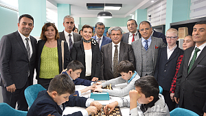 GÖRME ENGELLİ ÇOCUKLARA SATRANÇ SINIFLARI AÇILIYOR