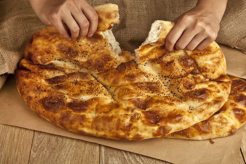 Ramazan pidesini kapınıza getiriyor