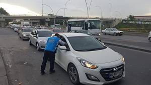 Trafikte mahsur kalanlara iftariyelik dağıtıyorlar