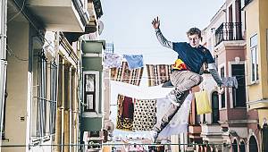Tarihi semtte çamaşır ipleri arasında sıra dışı gösteri