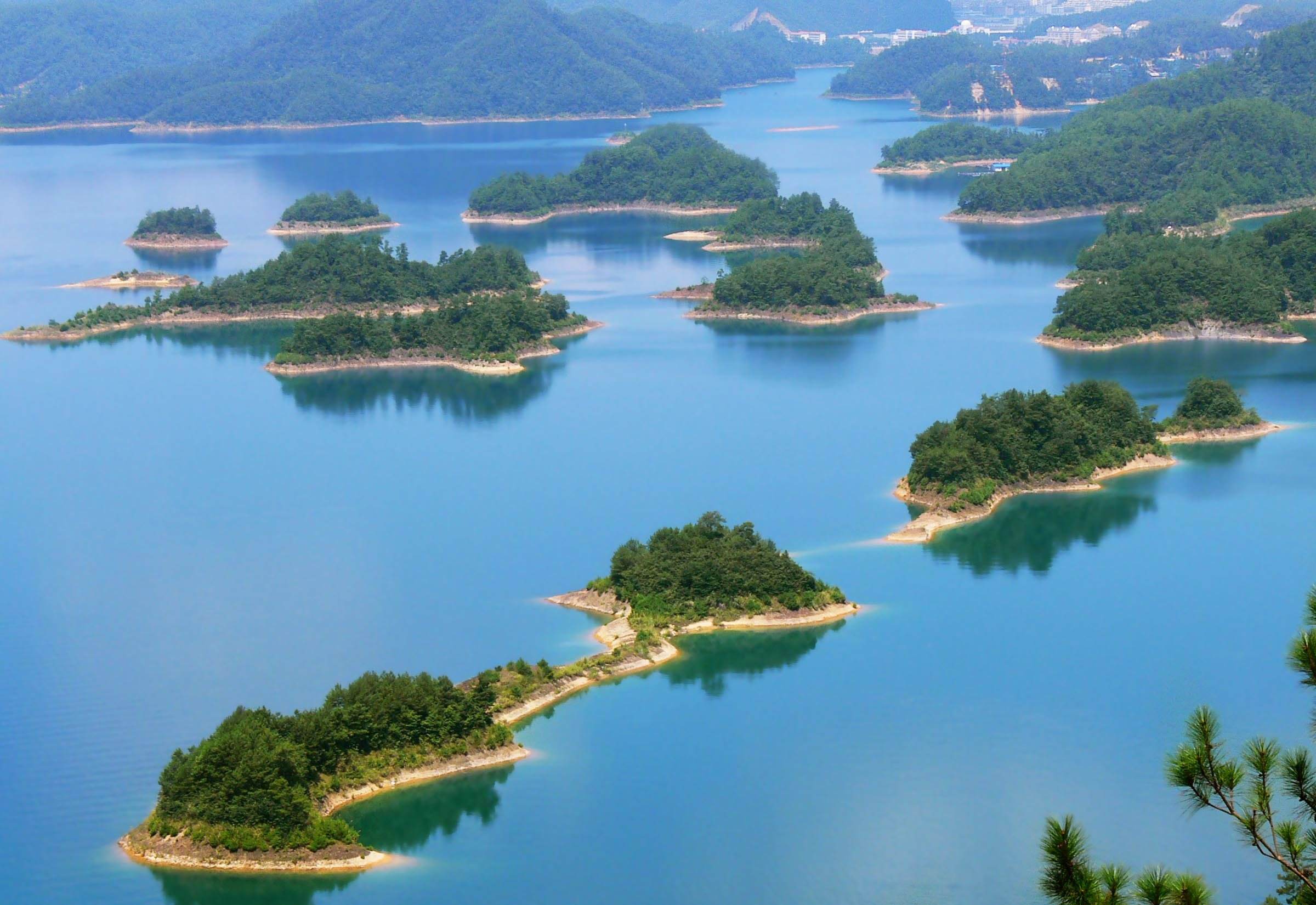 Озеро азии 4. Озеро тысячи островов Цяньдаоху. Цяньдаоху Чжэцзян. Озеро Цяньдаоху в Китае. Озеро тысячи островов в провинции Чжэцзян это.
