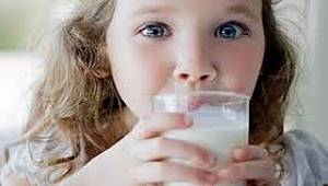 Az süt içen çocuk dalgın oluyor