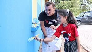 ‘Çoban Ressam’ çocuklarla okul boyadı