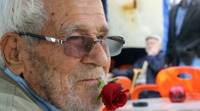 60 yıldır ağzında gül ile dolaşıyor!