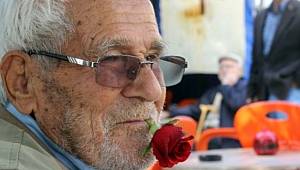 60 yıldır ağzında gül ile dolaşıyor!