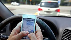 Araba sürerken cep telefonu kullanmak: CEZASI 235 TL