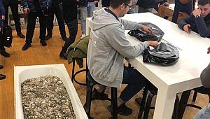 Bir küvet dolusu paraya CEP TELEFONU aldı