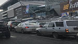 AVM'lerin içinde de dışında da alış veriş yoğunluğu: NEDENİ YENİ YIL