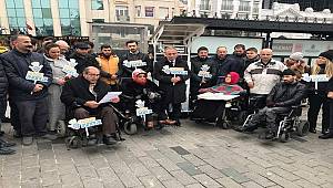 Taksim'da Akülü sandalye şarj istasyonu kurdu