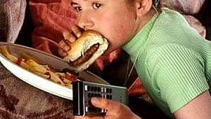 Yemek yerken televizyon izlemeyin, ŞİŞMANLARSINIZ