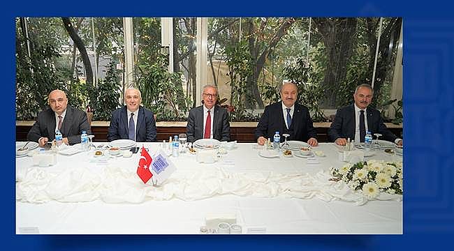 TBB Yönetim Kurulu, Türkiye İş Bankası Genel Müdürü Adnan Bali'ye teşekkür plaketi verdi