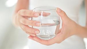 Aç karnına su içilir mi? Yemek yerken su içilir mi? Su ılık mı soğuk mu içilmeli? Limonlu su zayıflatır mı?